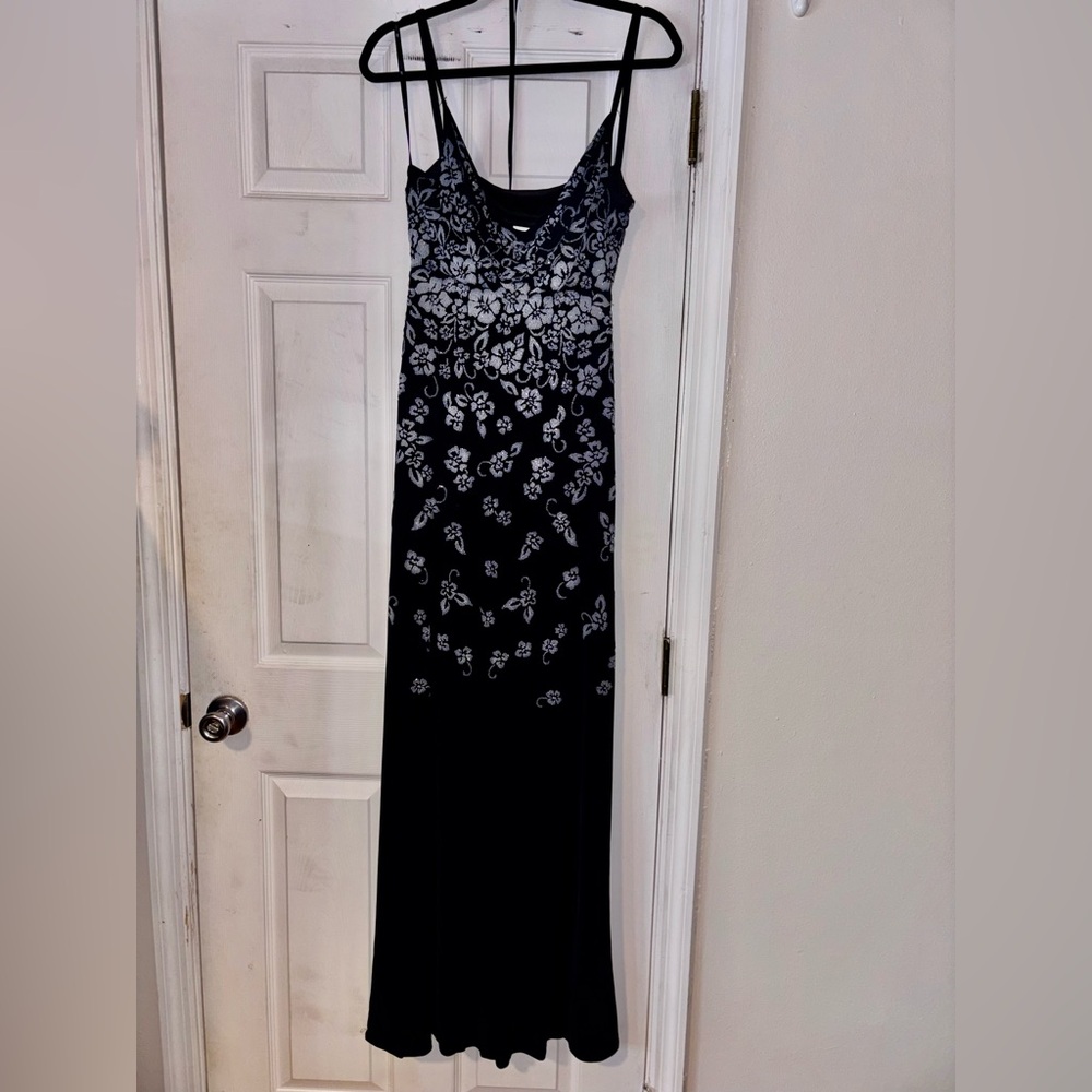 NWT - Tadashi Shoji Elegant Black and gray/white Floral Gown!!